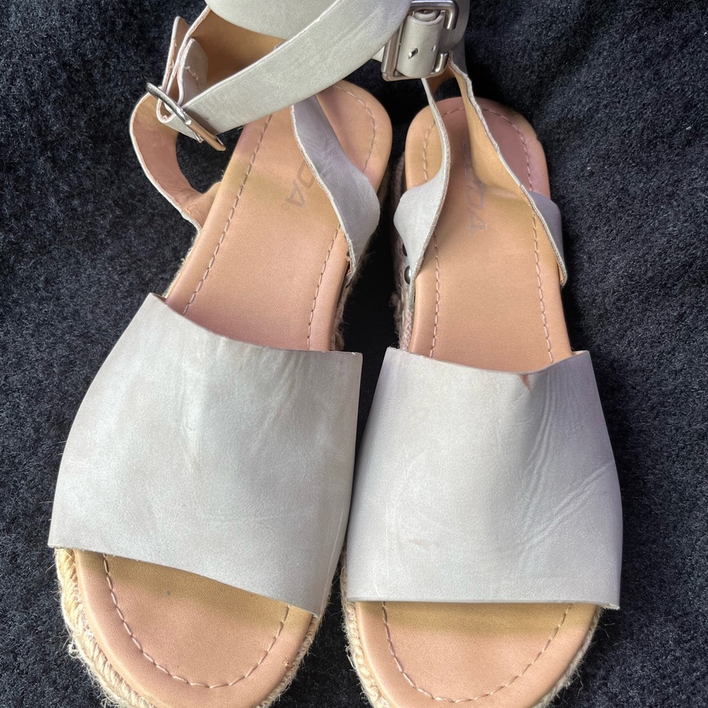 Stylish Women's Sandals in Cream